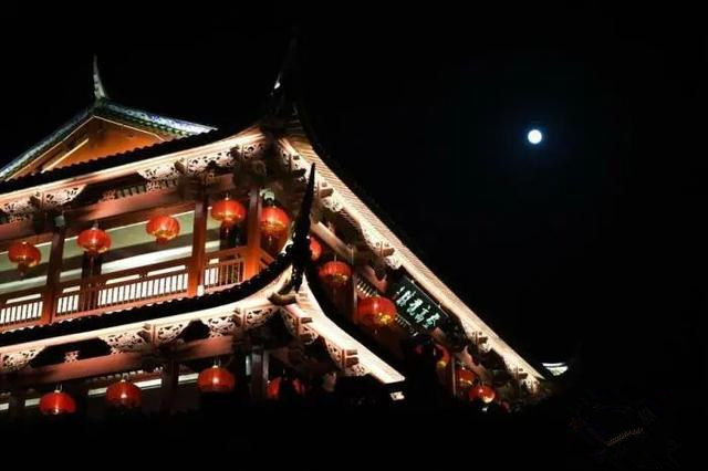 蓝月亮现身万圣节上空,为节日增添了不少神秘感