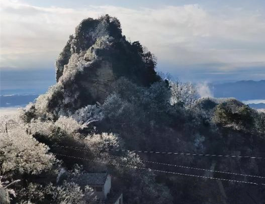 武当山下2020年的初雪了的雪后武当山的雾凇雪景1