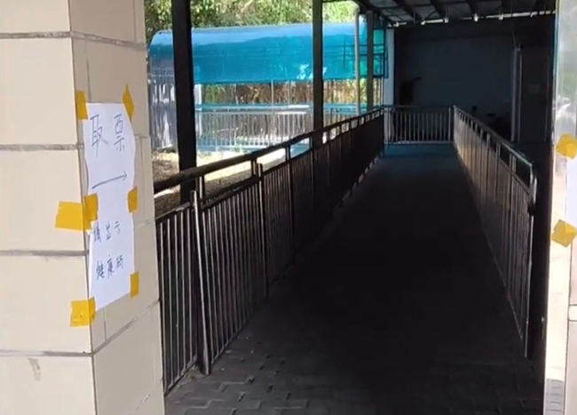 佛山沙堤机场取票指示牌