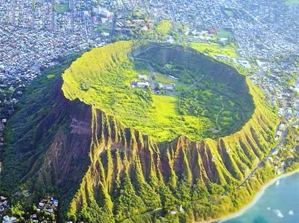 建在火山口正中央的几栋房子,美得让人窒息!1