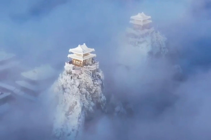 大雪过后的老君山仙云缭绕宛如仙境一般1
