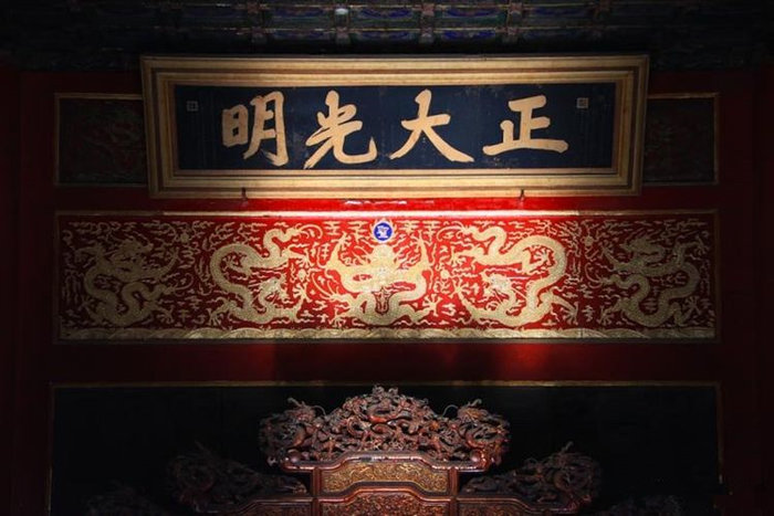冬至前后的北京城里有两大奇观1、"正大光明"牌匾被点亮
