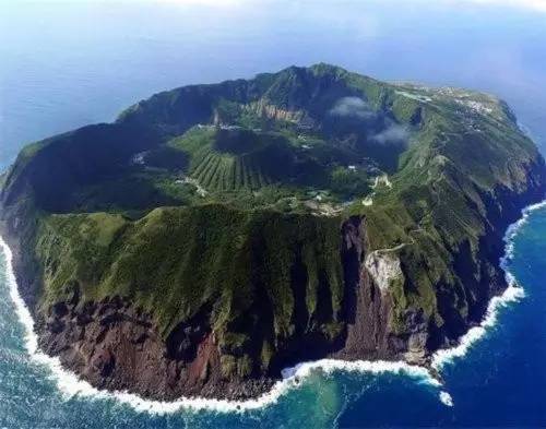 日本的一个建在活火山口的村庄 这里既美丽又让人害怕(青之岛)