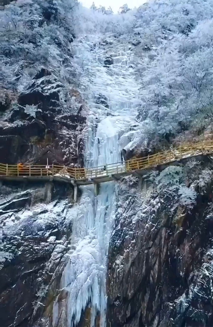 明月山的青云栈道上出现了冰瀑布奇观美景1