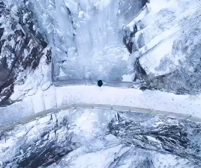 明月山的青云栈道上出现了冰瀑布奇观美景2
