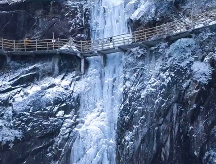 明月山的青云栈道上出现了冰瀑布奇观美景3