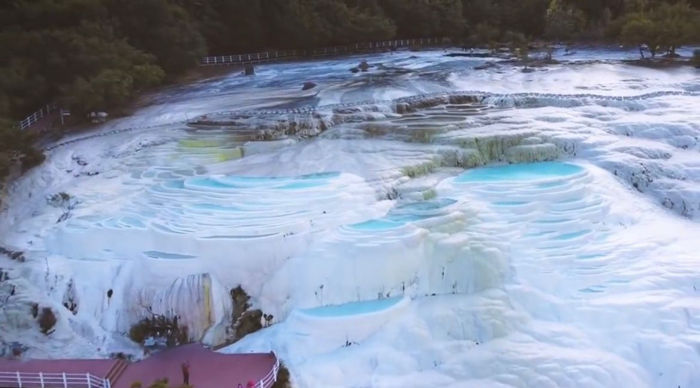 玉龙雪山的白水台--一个国产的棉花堡美景4