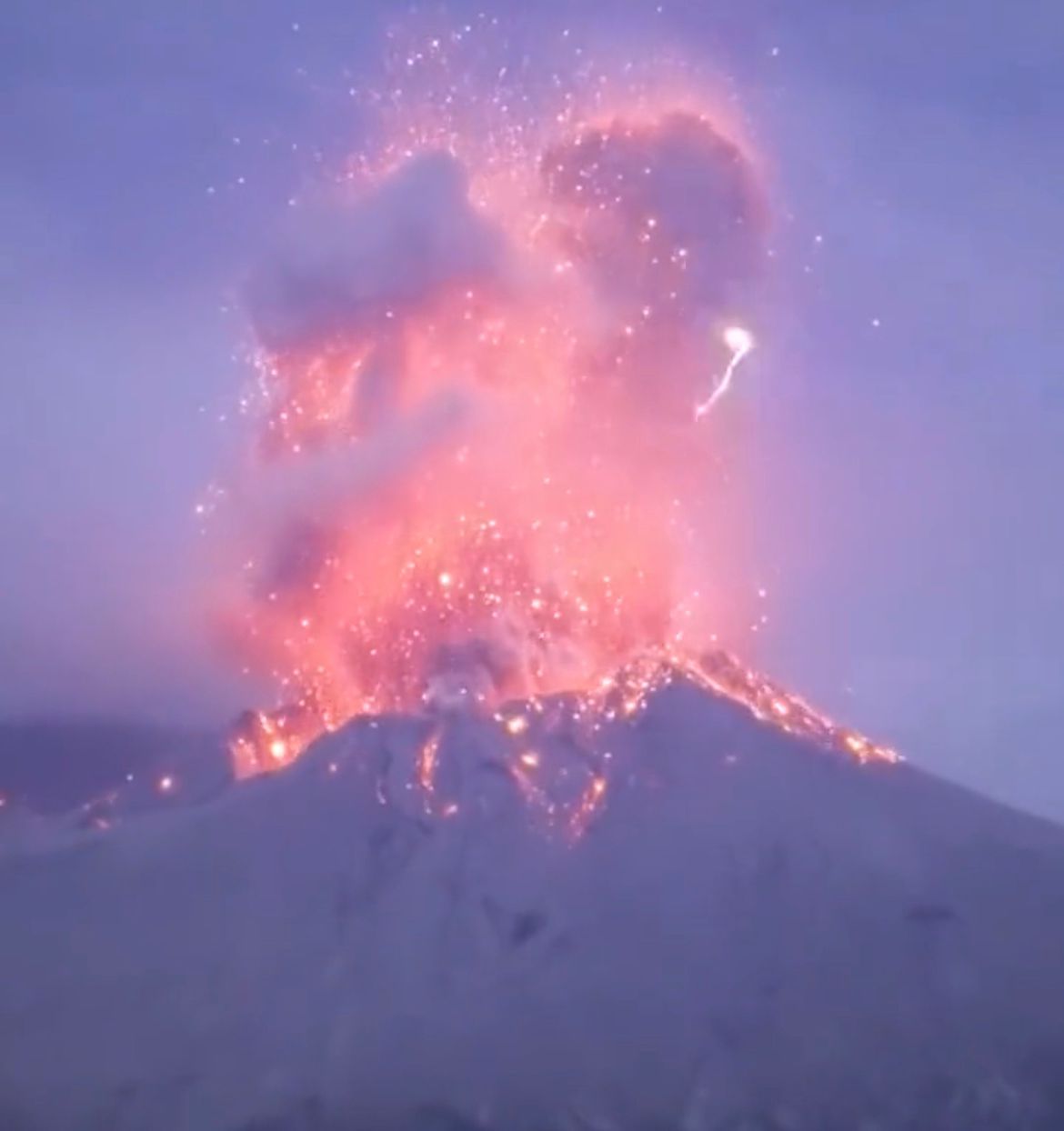 日本樱岛火山喷发,一路火花带闪电(非常壮观与震撼!)