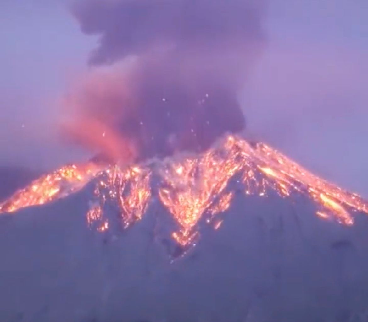 日本樱岛火山喷发,一路火花带闪电(非常壮观与震撼!)