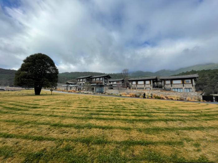 快看这些位于横断山脉半山腰的酒店 隐逸旅游不可错过