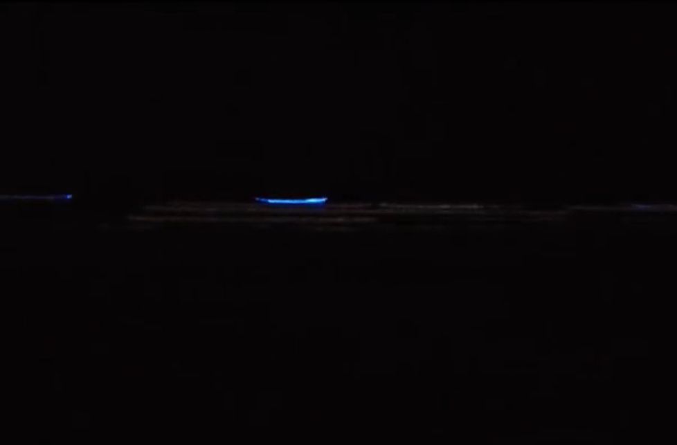 2021年2月21日晚上,惠州双月湾出现蓝色荧光海滩奇观2