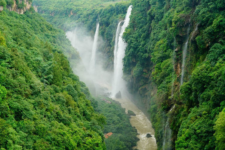 几场春雨后的马岭河峡谷瀑布群美景