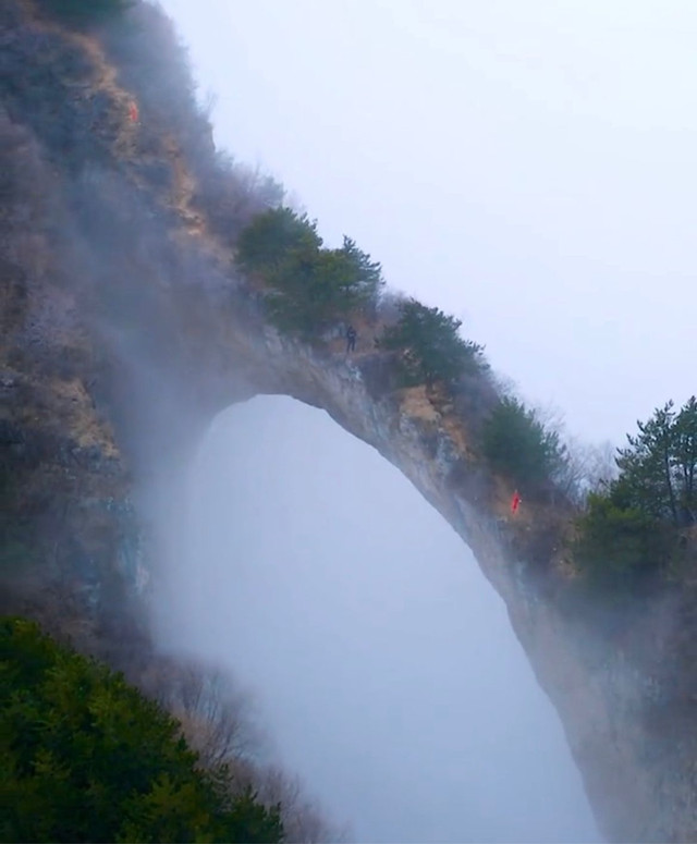 山西太行山天生桥--鹅屋猫路天桥雨过天晴后的美景!