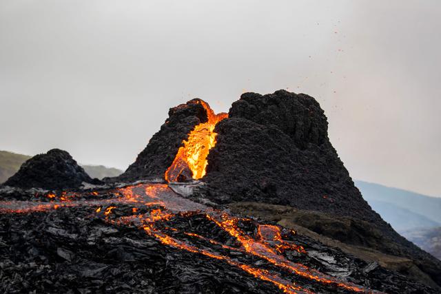 沉寂了6千多年的冰岛法格拉达尔火山忽然喷发了
