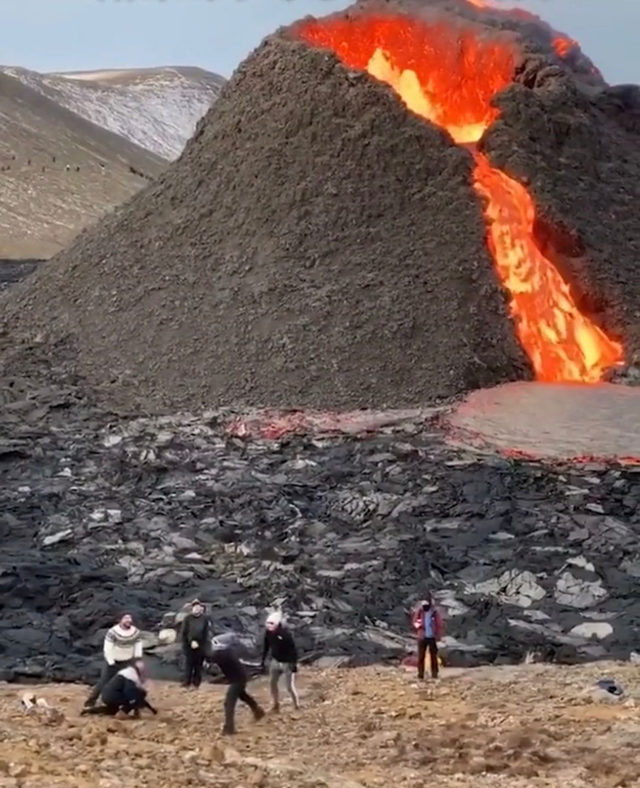 沉寂了6千多年的冰岛火山忽然喷发了 而民众却淡定地在山下玩排球