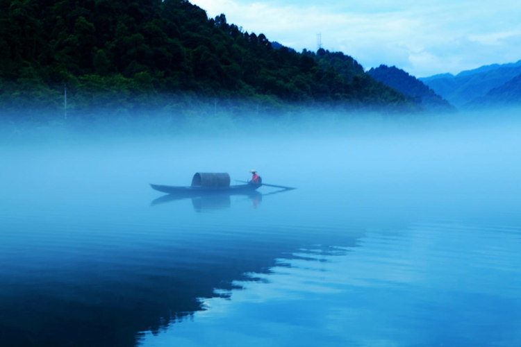 一起来欣赏郴州东江湖烟雾弥漫的小东江如画美景1