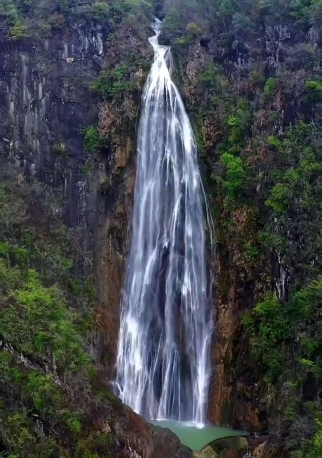 带你去看美丽的风景:一条像白孔雀般优雅的瀑布--邹家瀑布