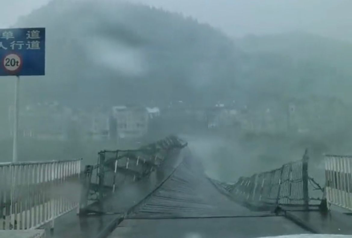 五一期间,贵州铜仁牛角岩吊桥在狂风中上下翻腾