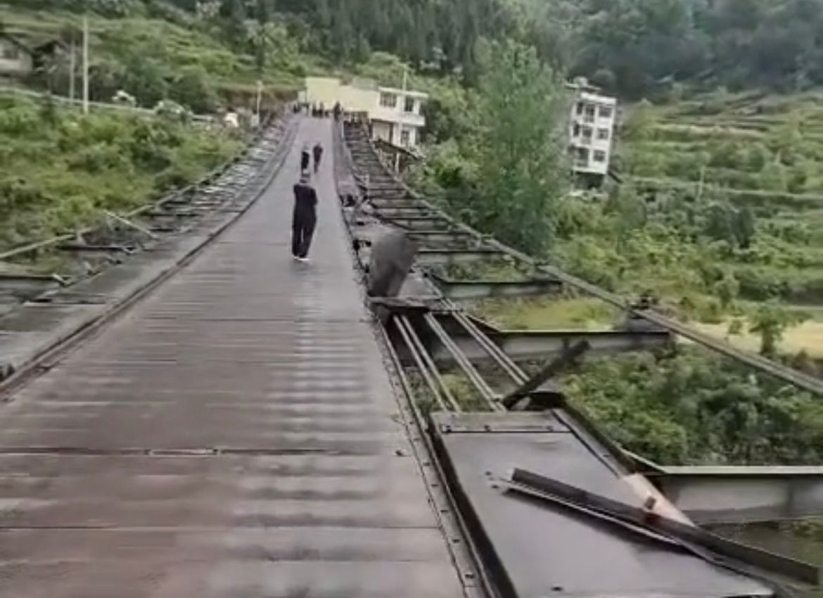 暴风雨过后的牛角岩吊桥