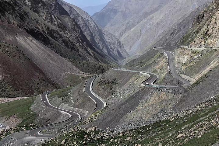 独库公路美景--蜿蜒的路段