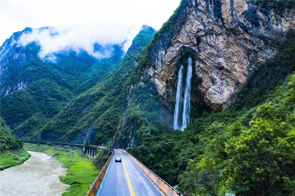 带你去看美丽的风景:如双龙出山的奉节神龙瀑布1
