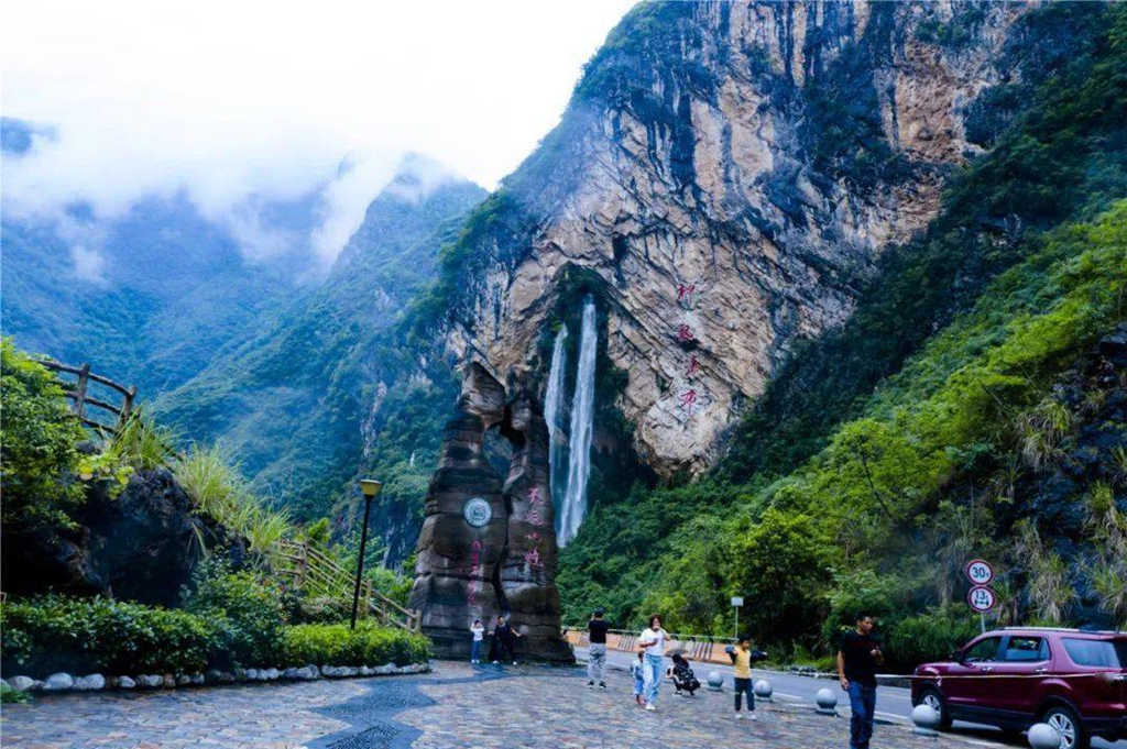 带你去看美丽的风景:如双龙出山的奉节神龙瀑布2