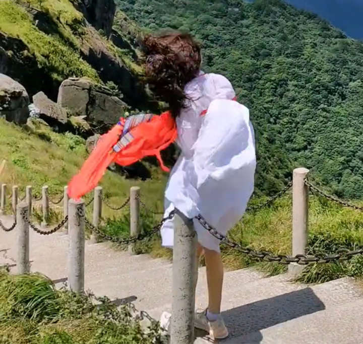 裙摆被吹得纷飞的妹子