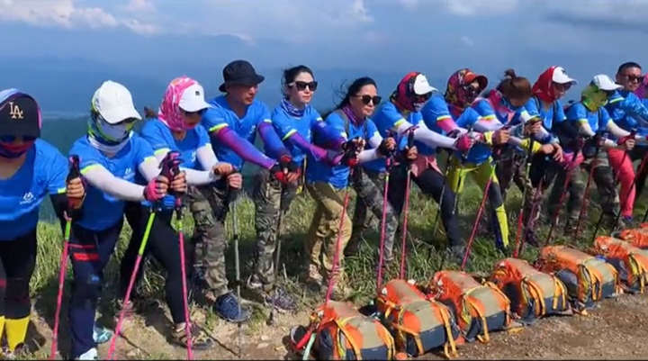 拄着登山杖抵御狂风的驴友们