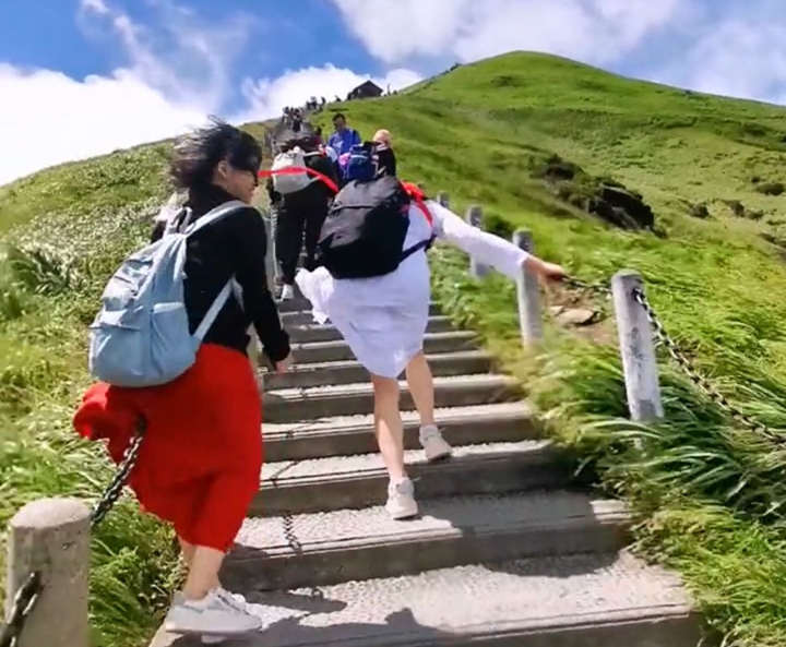在狂风中凌乱的游客