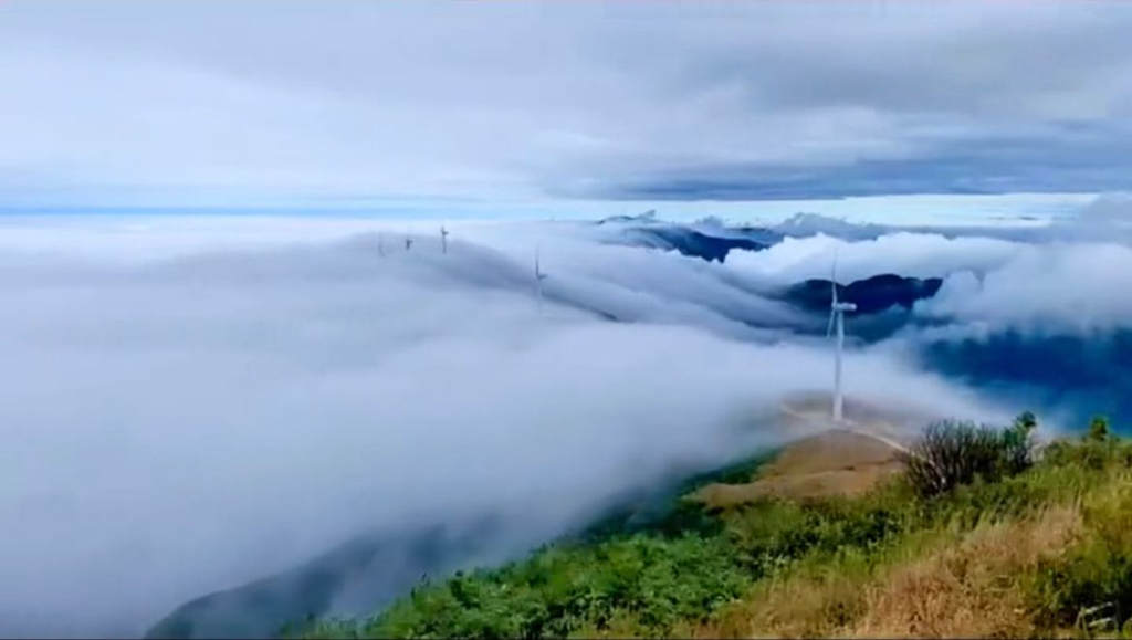 带你去看美丽的风景:广西大容山上大风车下的壮观云海云瀑3