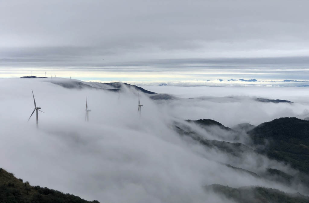 带你去看美丽的风景:广西大容山上大风车下的壮观云海云瀑5