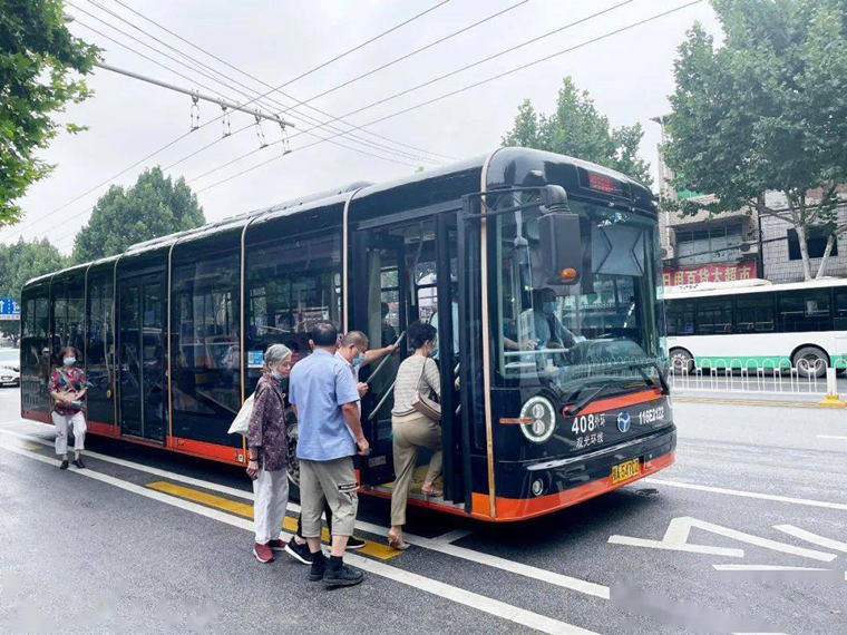 一辆透明公交车，带你360°观赏武汉的街景