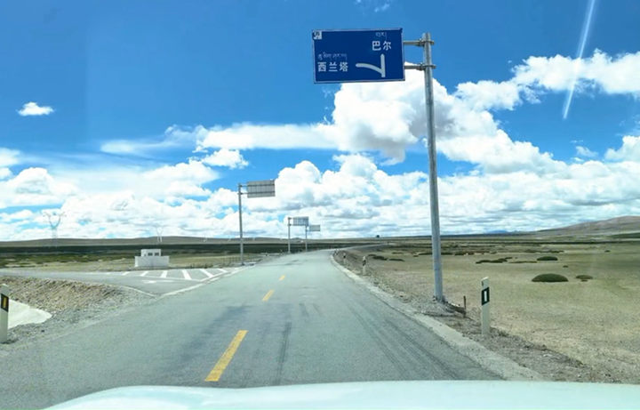 标着巴尔和西兰塔的方向的指路牌